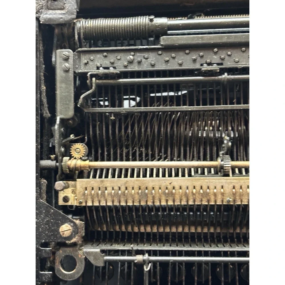 Antique Portable Underwood Manual Typewriter w/ Hard Carry Case